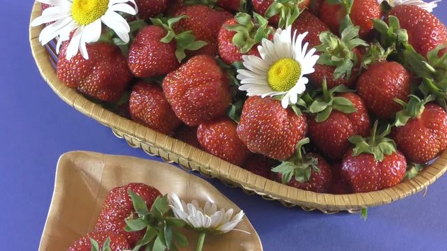 Juicy Strawberry and flower daisies