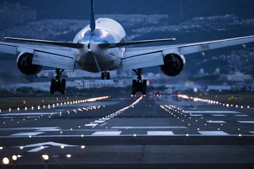 Gordijnen & 39 S Avonds staat het vliegtuig op het punt om op de landingsbaan te landen © Monet