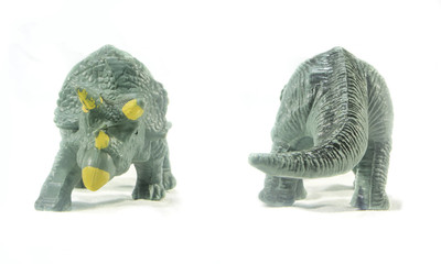 Tricerátopo brinquedo frente e costas isolado no fundo branco