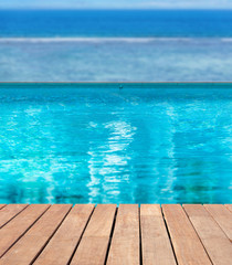 piscine panoramique à débordement avec vue sur le lagon