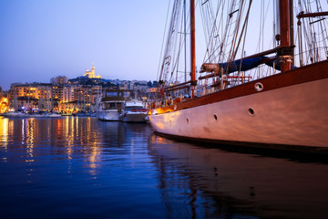 Vieux Port de Marseille et Notre Dame de la Gerde