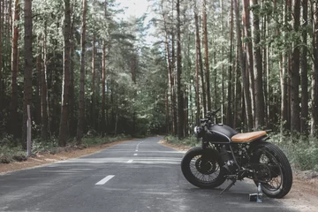 Foto op Plexiglas Motorfiets vintage caferacer in bos