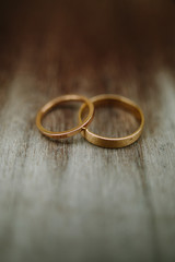 Alliance de Mariage en or sur une table en bois massif