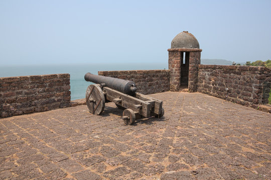 Gun and watchtower at Fort Reis Magos