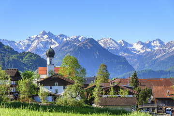 dörfliche Idylle mit imposanter Bergkulisse bei Schöllang im Allgäu