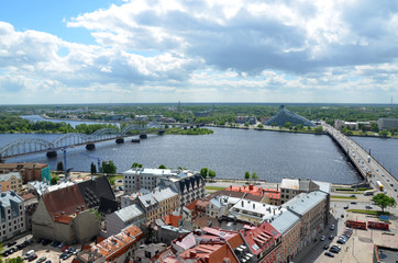 Vista dalla Chiesa di San Pietro a Riga e sullo sfondo la Biblioteca Nazionale