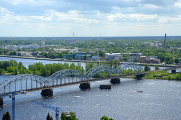 Ponte della ferrovia a Riga visto dalla Chiesa di San Pietro a Riga