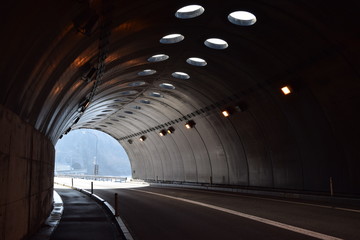 シェルター ／ 山形県庄内地方の海岸道路に建造されたシェルターです。すぐ横が海なので、風や波除けの役目を果たします。また冬期間は、雪から防護するために設置されたシェルターです。