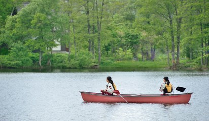 カヌーを楽しむ二人