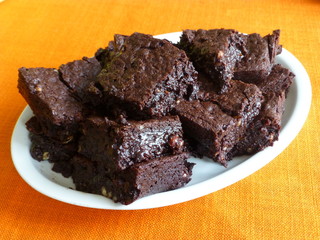 Brownies auf Teller, Schokoladenkuchen mit Wallnuss