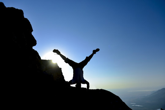 kayalıkta &ccedil;ılgın akrobat hareketler