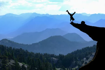 Papier Peint photo autocollant Alpinisme homme courageux sur la falaise et mouvement risqué