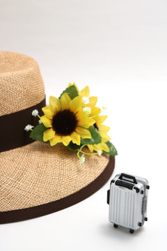 夏イメージ　旅行　麦わら帽子　ひまわり　スーツケース