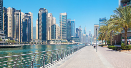 Fototapeta na wymiar DUBAI, UAE - APRIL 1, 2017: The Marina promenade.