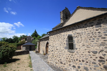 Fototapeta na wymiar église romane de Ternant-les-eaux, 63