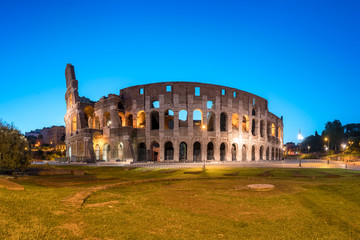 Fototapeta na wymiar Kolosseum in Rom bei Nacht, Italien