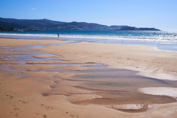 Playa de Galicia casi vacía en verano