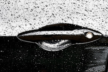 porte poignée voiture carrosserie pluie goutte eau perle noir blanc design