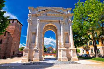 Fototapeta na wymiar Arco dei Gavi famous historic landmark in Verona