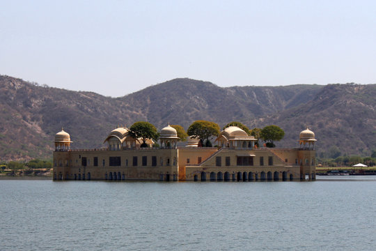 orientalisches Wasserschloss Jal Mahal in Rajasthan, Indien