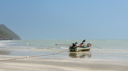Obraz premium Small fishing boats on beach in Thailand