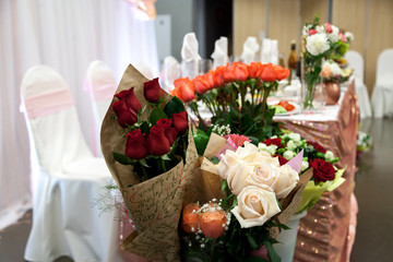 a bouquet a white rose among pink ones
