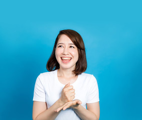 young woman who be understanding something. blue background.