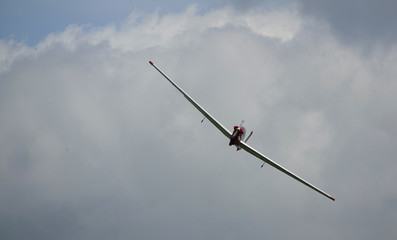 avion léger et nuages