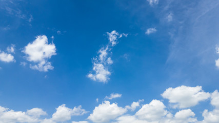 Piękne letnie błękitne niebo z chmurami - obrazy, fototapety, plakaty