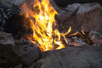 Lagerfeuer mitten in der Pr&auml;rie S&uuml;dafrikas