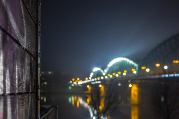 Blick auf die alte Eisenbahnbrücke in Linz