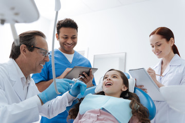 Obraz premium Positive female kid lying with opened mouth