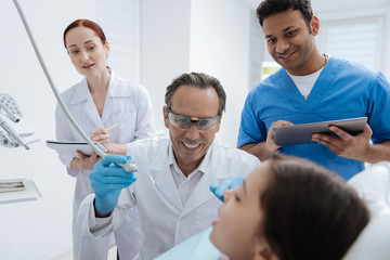 Obraz premium Interested in process students looking at girl