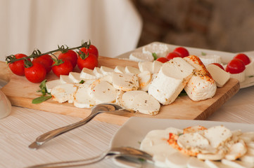 tagliere di formaggio piccante e pomodorini