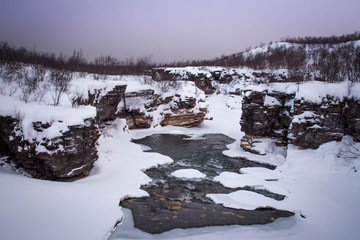 Fluß in Felsformation in Abisko Nationalpark