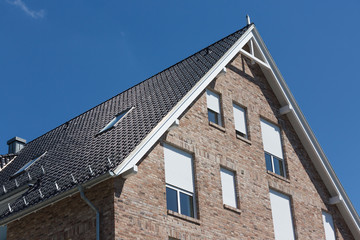 Mehrfamilienhaus mit schwarzem Satteldach