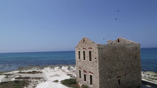 Vecchia casa in riva al mare; Old house by the sea