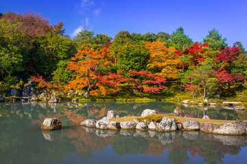 Fototapeta premium Autumn at the lake of tenryu-ji temple in Arashiyama, Japan