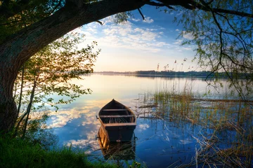 Papier Peint photo Lavable Lac / étang Bateau à rames flottant sur les eaux du lac Selment Wielki. Mazurie, Pologne.