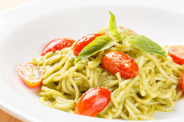 Spaghetti pesto sauce