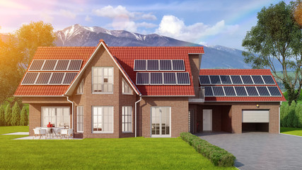 Haus mit Solaranlage auf Dach in den Alpen