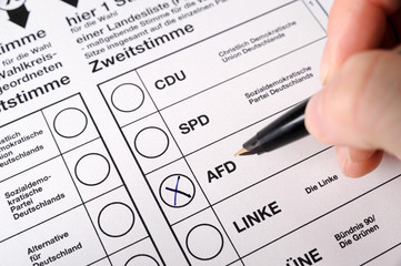 Stimmzettel zur Bundestagswahl, Hand mit Stift macht ein Kreuz bei AFD