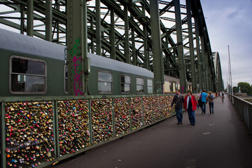 Obraz premium Background of Love padlocks on Hohenzollern bridge, Cologne Germany