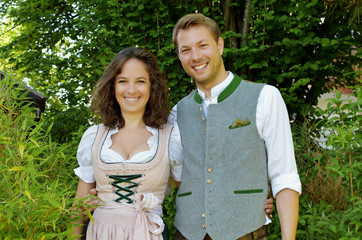 Paar in klassischer, stylischer Tracht