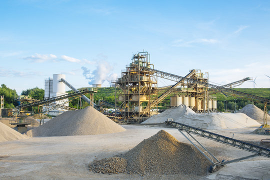 Maschinen in Kiesgrube 