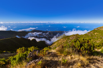 Obraz premium Hiking Pico Ruivo and Pico do Arierio - Madeira Portugal