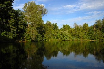 Fototapeta na wymiar Lake and tree reflections