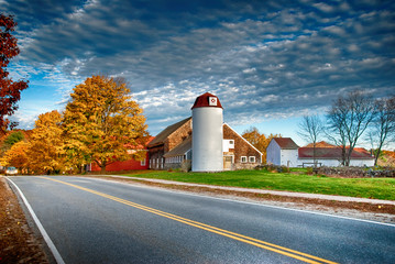 Traditional New England ( Carlisle, MA. ) red barn  - obrazy, fototapety, plakaty