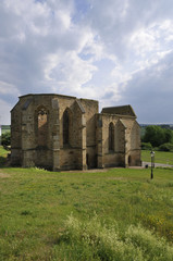 Fototapeta na wymiar ruine der beller kirche bei eckelsheim in der rheinhessischen schweiz
