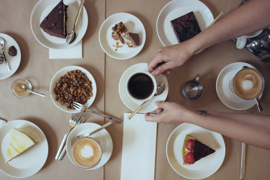 table garnie gourmande avec caf&eacute; dans les mains 